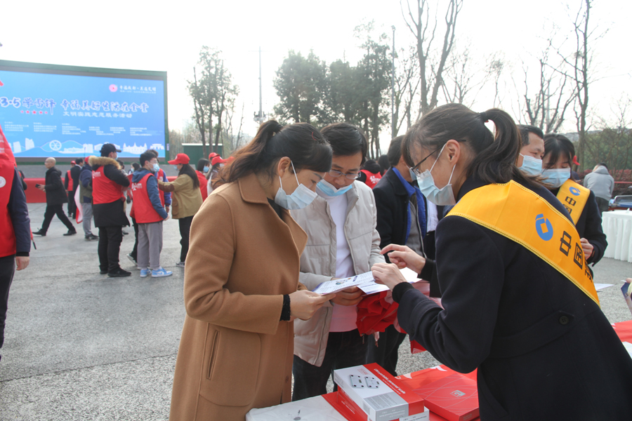 03張富清金融服務(wù)隊(duì)在成都市金堂縣金山公園開展金融知識宣傳.jpg