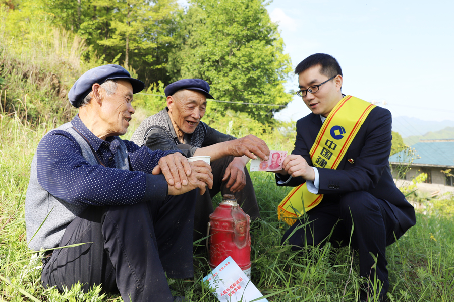 04張富清金融服務(wù)隊(duì)走進(jìn)廣元市大灘鎮(zhèn)天池村送金融知識.jpg